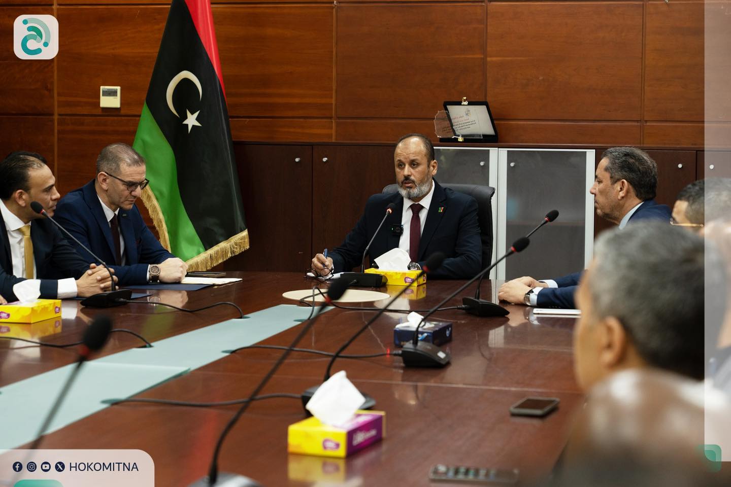 Al-Tamuni follows up on the progress of work with the heads and directors of the ministry's affiliated entities.